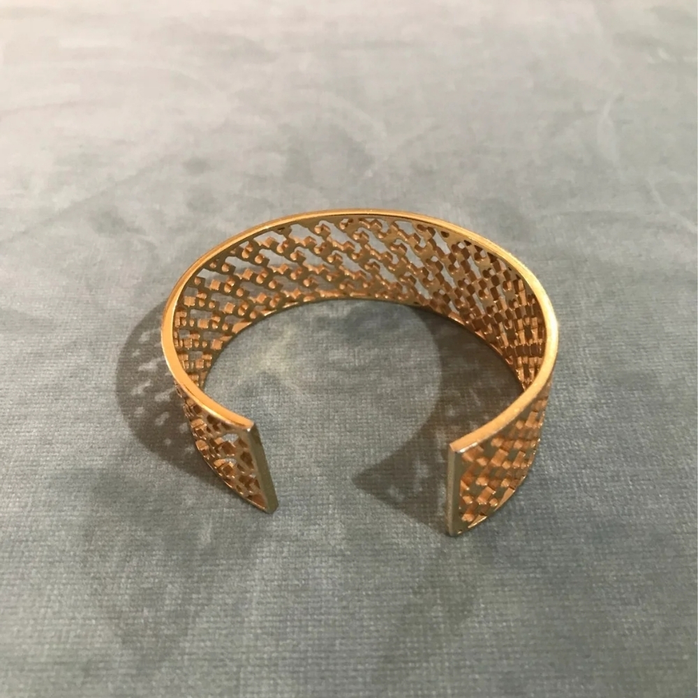 GORGEOUS NWOT TORY BURCH Gold plated STATEMENT LOGO CUFF - Picture 5 of 5
